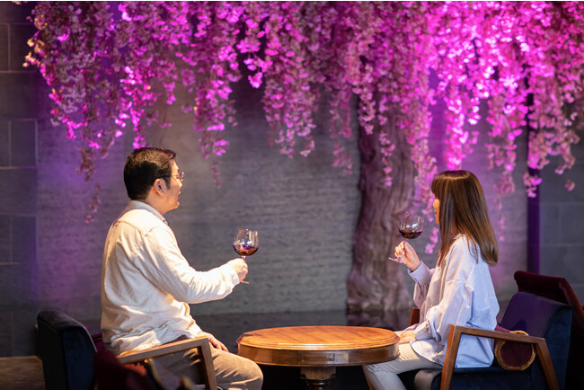 【月下の櫻】の前で桜を眺めながらワインを愉しむ様子