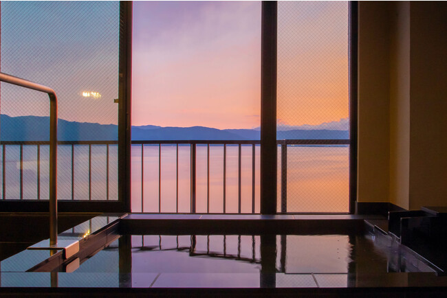 露天風呂付き客室から望む諏訪湖の夕景
