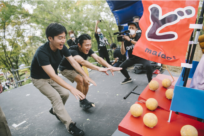 2022年のRed Bull Box Cart Raceで参加チームのカートを押すジャルジャル　Suguru Saito ／ Red Bull Japan