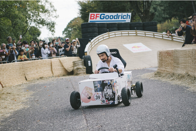 夢無し大学生としてカートに乗るジャルジャル福徳さん　Suguru Saito ／ Red Bull Japan