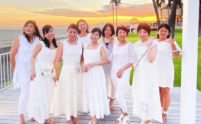 全身白のドレスコードを楽しむ参加者 全身白のドレスコードを楽しむ参加者