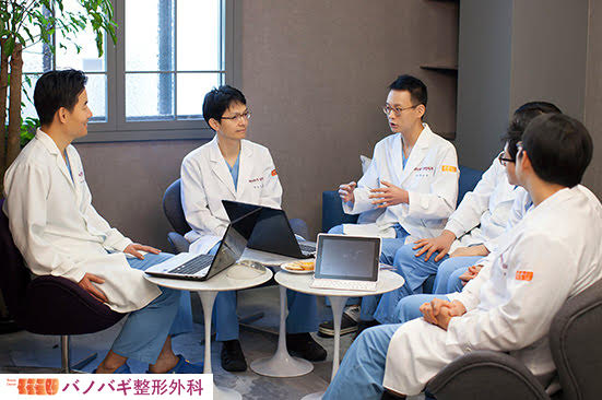 ソウル大学校医科大学出身の整形外科専門医 バノバギ(BANOBAGI)整形外科 手術標本の診断をしています（毎週１回、手術後検討会を行っています）