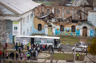 食料等の人道支援物資を配付している町の様子。爆撃を受けて崩落した建物にも、ひまわりの絵が描かれています