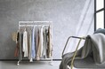 2段のバーで段違いに位置をずらして服を掛けることができる「収納力アップハンガーラック タワー 2段」発売