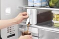 プレイマットとして遊べるおもちゃ収納ケースや、冷蔵庫の棚に倒したまま注げる冷水筒など、新商品が発売になりました。
