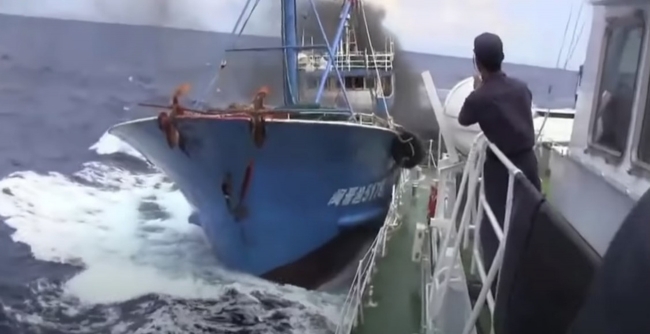 尖閣諸島沖の日本領海内で海保の巡視船に体当たりする中国漁船。船長は処分保留で釈放。
