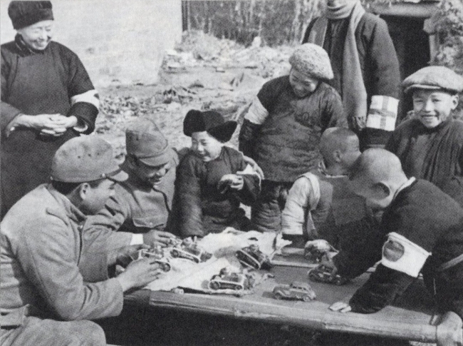 陥落した南京で中国人の子供たちとオモチャで遊ぶ日本兵。しかしこの時、日本軍が大量の市民を殺害しているというデマが流された。