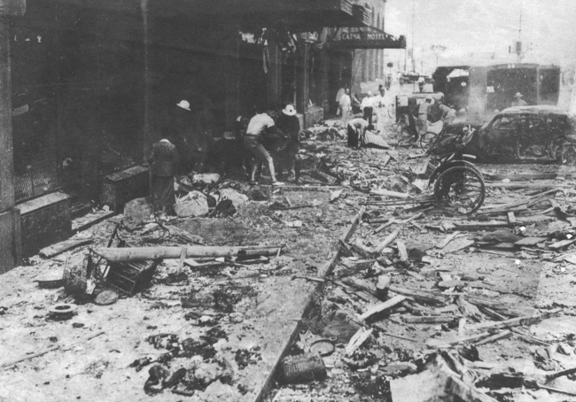 蒋介石の国民軍機に爆撃され、数百人の民間人死傷者を出した上海租界の惨状。