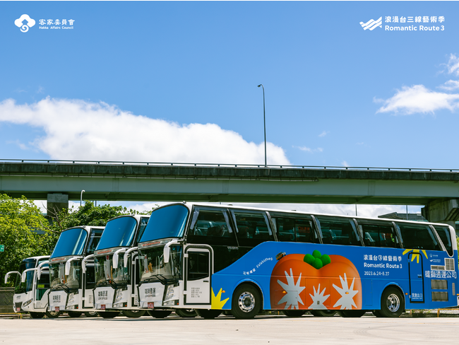 芸術祭シャトルバスは無料でご乗車いただけます。(C)️ロマンチック台三線芸術祭