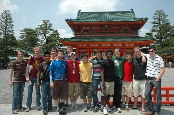 2009年のメンバー。京都を訪れた際の写真。