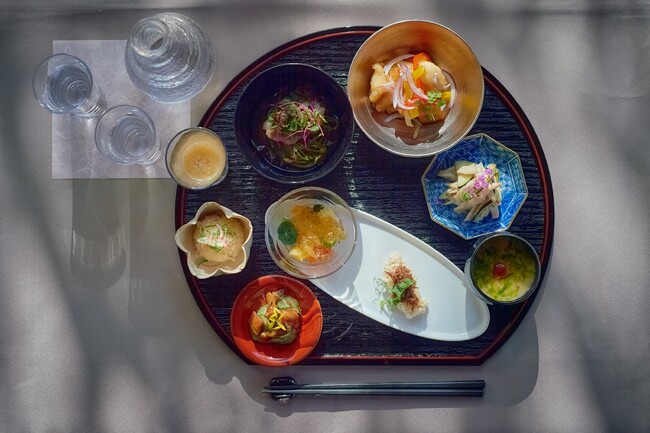 前菜小鉢8種と日本酒イメージ