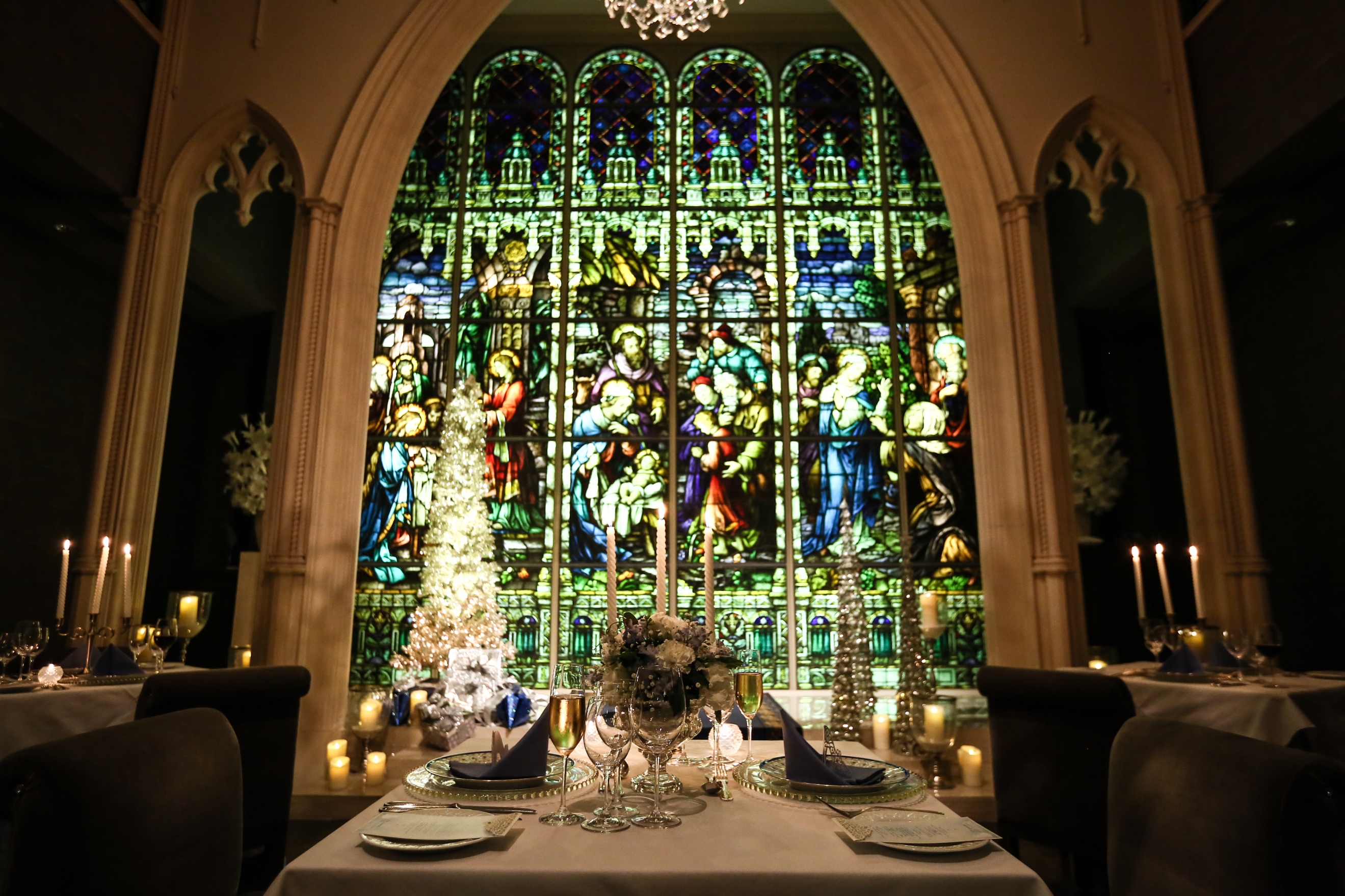 150年の歴史を刻むステンドグラスが眩いチャペルで堪能する 極上クリスマスディナー シンデレラ のクリスマス舞踏会 チャペルdeディナー ベストブライダルのプレスリリース