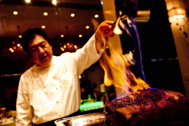 シェフによる炎のパフォーマンス