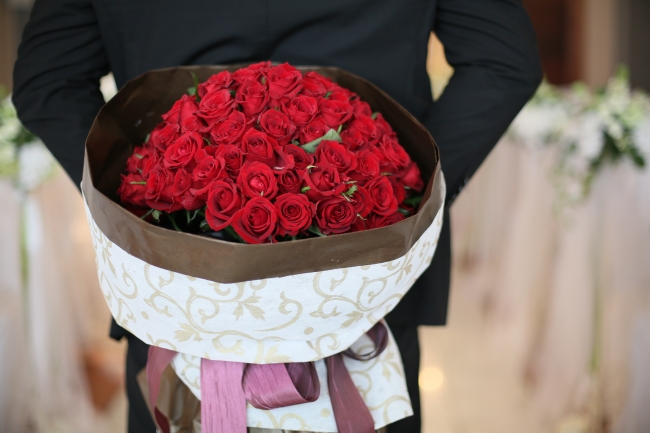108本の薔薇の花束　花言葉は「結婚してください」