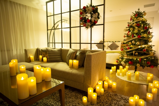 ホリデーシーズンはキャンドル装飾されたスペシャルルームでロマンチックなホテルステイを クリスマスツリー キャンドルデコレーションルーム プラン 販売 ベストブライダルのプレスリリース