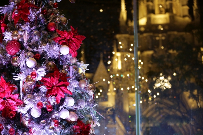 ホテルロビーが仮面舞踏会会場に クリスマスツリー点灯 マリー アントワネットの仮面舞踏会 Pink Ver オープニングイベント 開催 ベストブライダルのプレスリリース