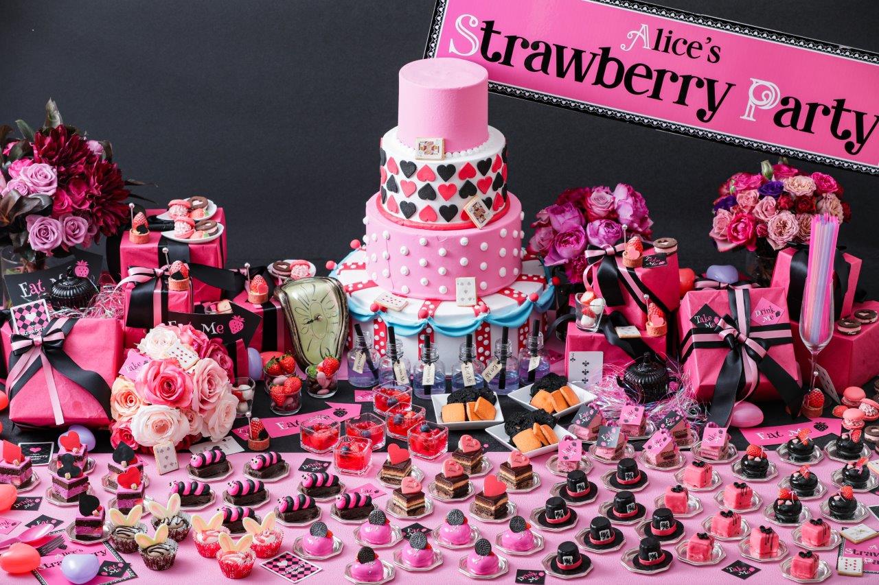 お客様毎のテーブルにスイーツが並ぶ No密 卓上ブッフェ ピンク ブラックのキュートなスイーツ達 アリスのストロベリースイーツパーティー Pink Black 開催 ベストブライダルのプレスリリース
