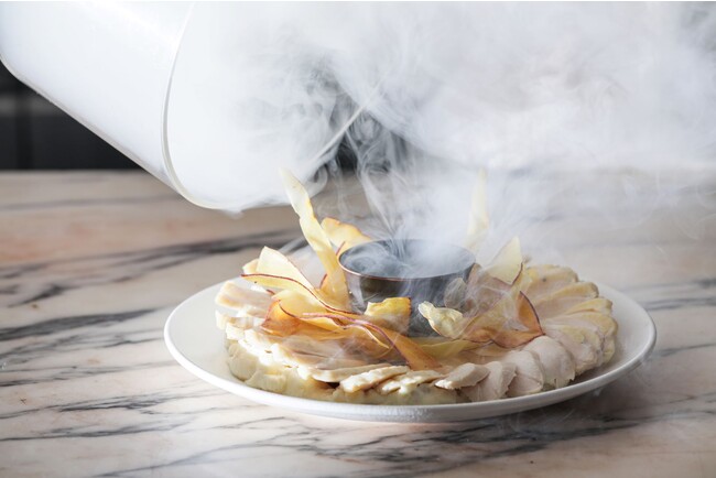 三河鶏の燻煙仕立て 名古屋名物の味噌ソース 薩摩芋のチップ添え(スキンブルシャンクス) 三河鶏の燻煙仕立て 名古屋名物の味噌ソース 薩摩芋のチップ添え(スキンブルシャンクス)
