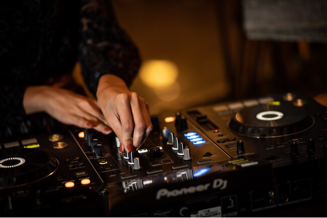 月曜日火曜日の除く19:00~21:30は DJによる様々なジャンルの音楽ライブを実施 月曜日火曜日の除く19:00~21:30は DJによる様々なジャンルの音楽ライブを実施