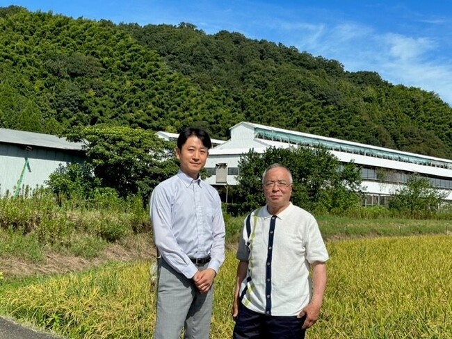 左：新法人を設立し養鶏業を承継した石井敬弘氏、右：前オーナーの岡隆志氏も取締役に就任した
