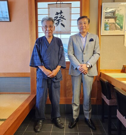 左：前オーナーの水嶋通氏、右：事業を承継したNHホテルマネジメント株式会社 代表取締役 芳村英郎氏