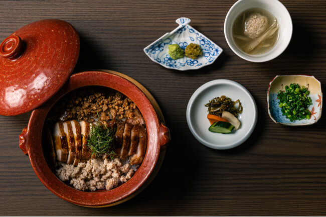 ▲博多鶏まぶし御膳 香ばしいみつせ鶏の照り焼きと二色の鶏そぼろを土鍋ご飯に豪快に乗せた一品。まずはそのまま、自家製香の物や薬味で味変、〆には水炊きスープでお茶漬けに。