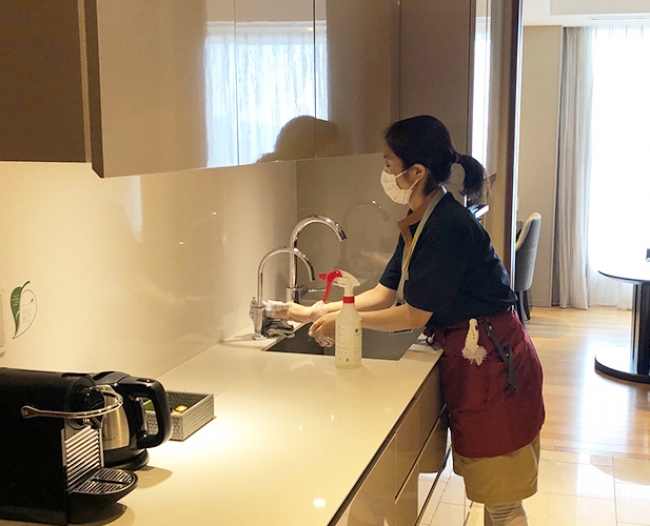 客室内の洗浄・除菌作業： キッチン（アスコット丸の内東京）