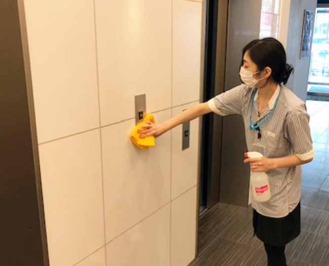 共用エリアの洗浄・除菌作業： エレベーター（シタディーン新宿東京）