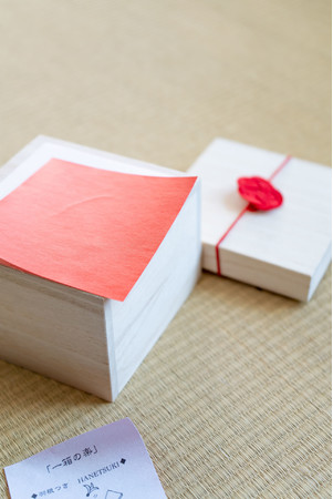 一箱の楽 one box of JOY 紅白の折り紙