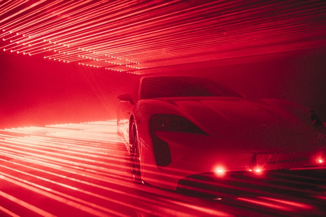 ポルシェの新型フル電動スポーツカー「タイカン」を中心にしたインスタレーション