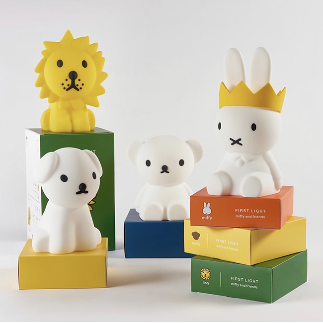  (写真左から)「FIRST LIGHT miffy and friends」Snuffy, Lion, Boris, Miffy, 及び「The Crown」