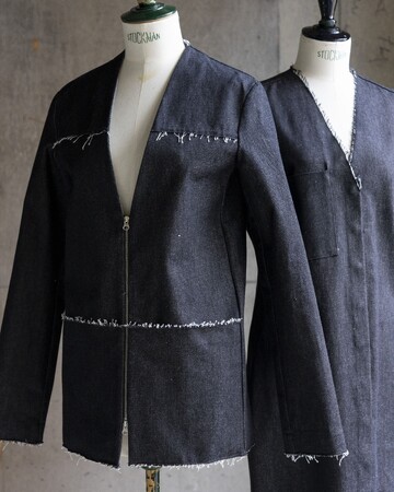 Left〈EXCLUSIVE〉Jacket：￥114,400(tax in)　Right〈EXCLUSIVE〉Dress：￥84,700(tax in)