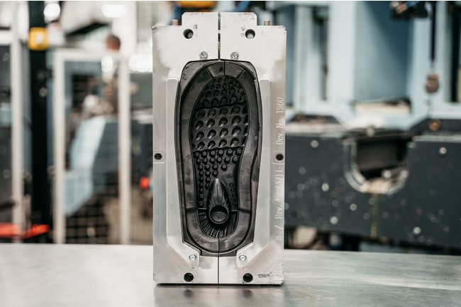ECCOはStratasys Origin One 3DプリンタとHenkel Loctiteの 材料を製靴開発プロセスに導入し、製品開発を迅速化します。