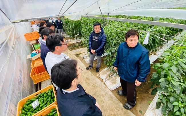 宮崎県内の農業関係者30名が収穫ロボットを視察