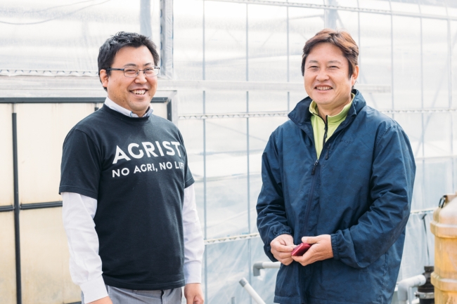 （左）アグリスト取締役COOの高橋と（右）収穫ロボットを共同開発するピーマン農家・福山氏