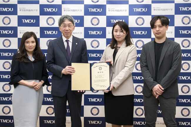 左から、東京医科歯科大学 オープンイノベーションセンター長・教授 飯田香緒里氏、同大学 理事・副学長(産官学連携・教員人事担当)・統合イノベーション機構長 東條有伸氏、弊社 代表取締役CEO 金子奏絵、同 取締役COO 春名航佑 左から、東京医科歯科大学 オープンイノベーションセンター長・教授 飯田香緒里氏、同大学 理事・副学長(産官学連携・教員人事担当)・統合イノベーション機構長 東條有伸氏、弊社 代表取締役CEO 金子奏絵、同 取締役COO 春名航佑
