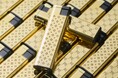 ライテック、圧倒的な風への強さと高級感を備えた使いきりジェットライター 「FAKE GOLD CR」を発売開始。強風でも消えない火と洗練されたゴールドデザインを両立