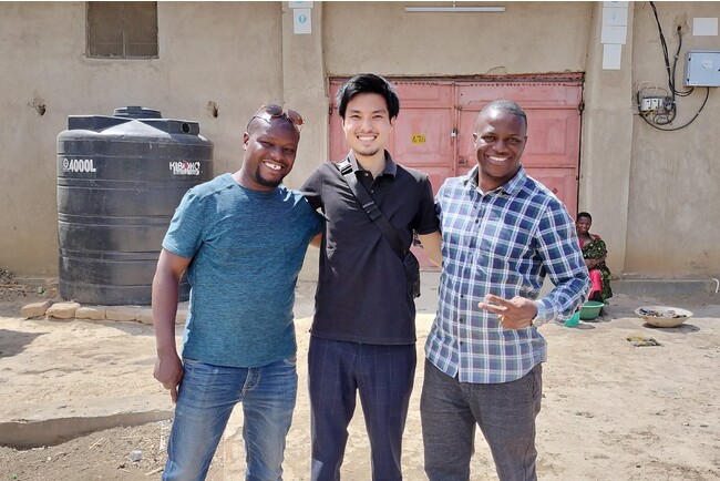 左：工場主 エジルド、中央：Pole Solar事業責任者 宇野 雄登、右：現地パートナー ジョフリー