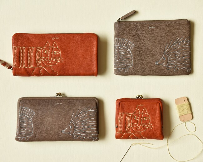 （左上から）ラウンドファスナー長財布（マイキー・オレンジ）、フラットポーチ（はりねずみ・グレー）、長財布（はりねずみ・グレー）、二つ折り財布（マイキー・オレンジ）