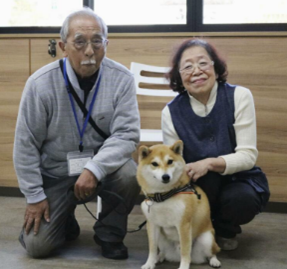 2017年「とものわ」に入会した武冨尚子さんご夫妻と愛犬リキ