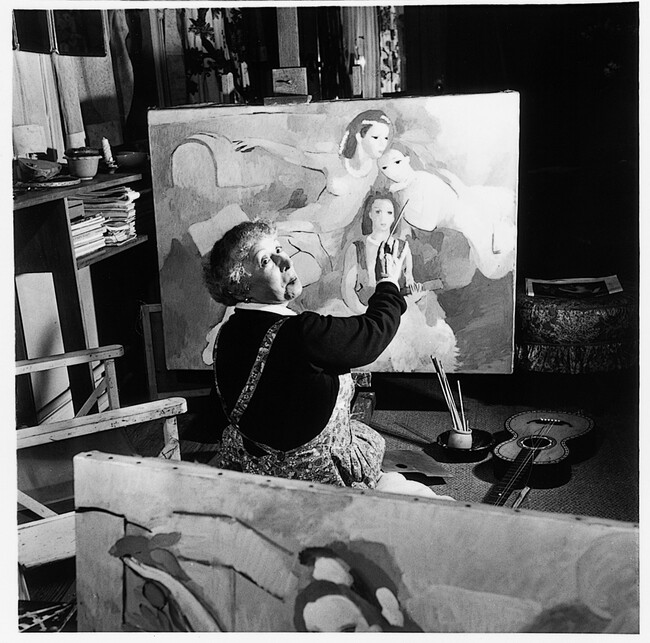 《三人の若い女》を制作中のマリー・ローランサンの 1953 年頃の写真、マリー・ローランサン美術館