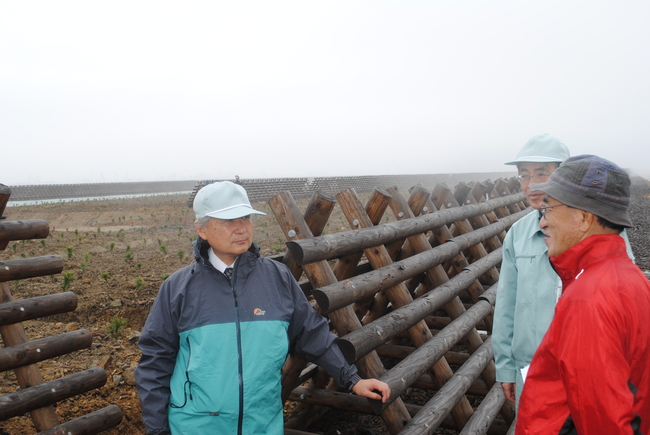 2014年5月1日　植栽現場を視察する佐々木市長（左）