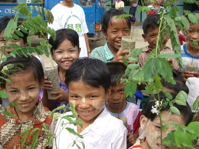 植林に向かうミャンマーの子どもたち