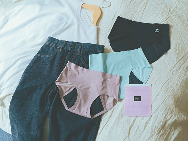 MとLの2サイズ＆3色展開。持ち運びにも便利なビニールパッケージ入り。吸水ショーツ（ブラック、ライトブルー、ベージュ） 各￥4,455 ／すべてキッピス（宝島チャンネル・キッピスオンラインショップ）