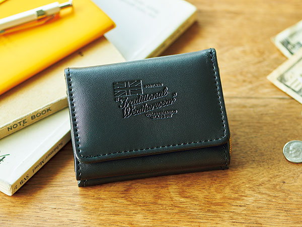 Traditional Weatherwear［トラディショナル ウェザーウェア］ 型押しロゴがおしゃれ 三つ折りミニ財布／『リンネル』2023年1月号増刊［1080円（税込）］付録