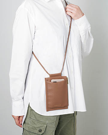 TABASA［タバサ］ カード入れつき上品スマホポシェット／『素敵なあの人』2023年1月号増刊［1240円（税込）］付録