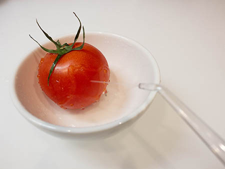 適度な圧の水流のため、トマトに噴射しても表面に傷はつきません