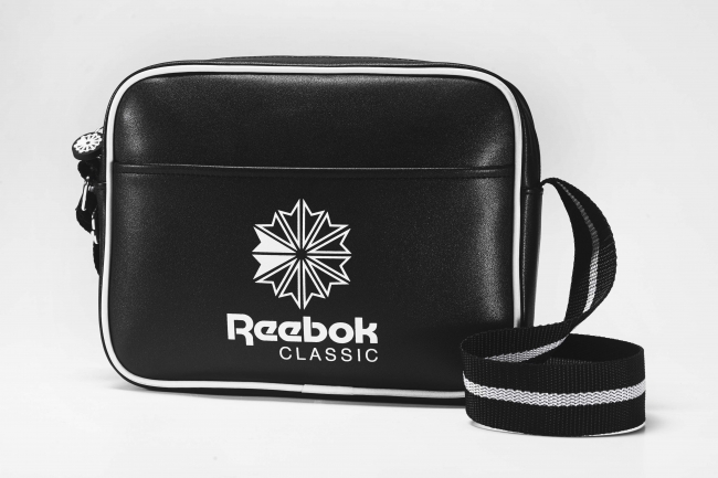 ロゴドン ショルダーバッグ」がセットになった「Reebok CLASSIC