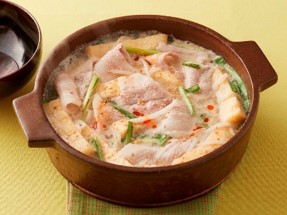 豚肉のうまみが出た担々麺のような 濃厚なスープが絶品！ 「豚バラ肉のごまラー油鍋」
