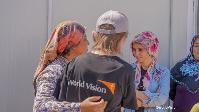 避難生活を送る女性と語らうワールド・ビジョン・ジャパン事務局長木内真理子（2023年9月、トルコ南部）
